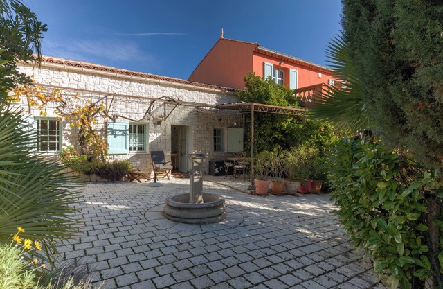 Romantic little countryhouse with pool in walking distance to the sea & town
