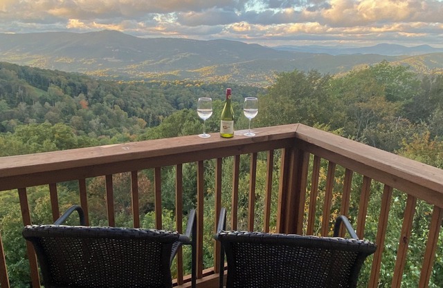 Romantic Loft with Spectacular Long Range Mountain Views!