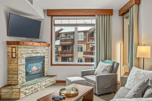 Romantic Mountain Escape - Hot Tubs & Private Balcony! managed by Little Sister Getaways