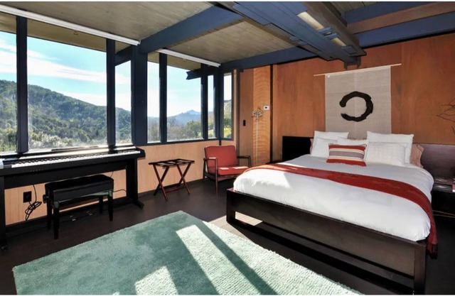 Romantic Onsen Retreat Mid-Century Suite, Pool, Views, Sauna!