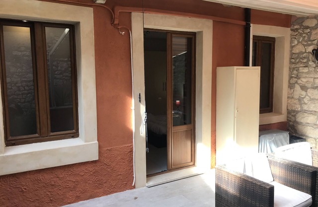 Romantic, Quiet apartment with private Garden/patio with all amenities