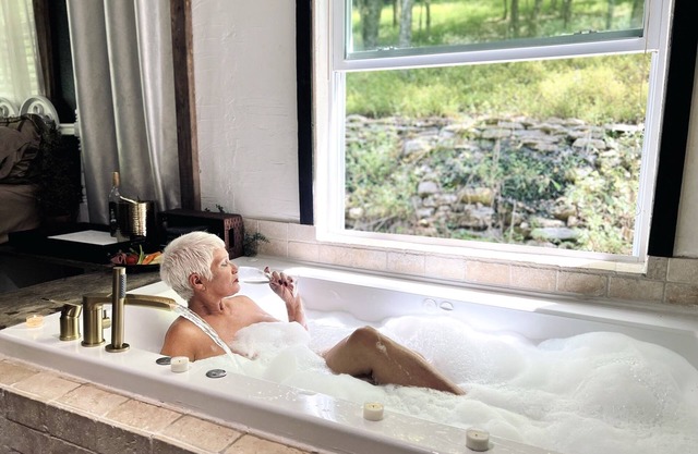 Romantic-Relaxing Jacuzzi Bathhouse Cottage - FREE Brunch!