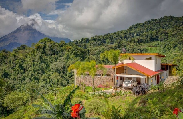 Romantic Retreat Volcano View! River Trail!