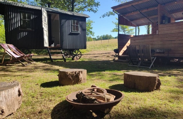Romantic riverfront shepherds' hut with outdoor kitchen w/firepit