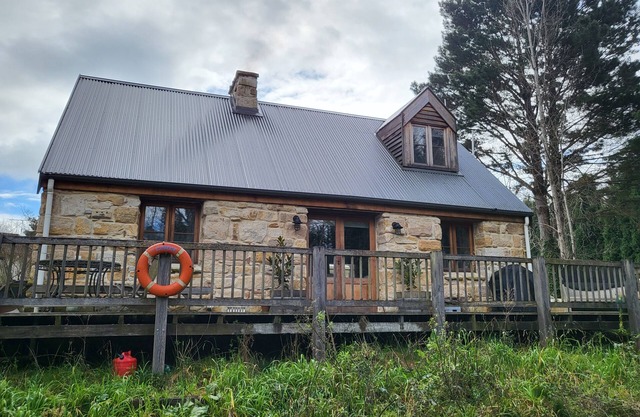 Romantic Stone Cottage Overlooking Pond. 5mins to Town