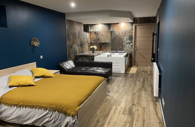 Romantic suite with whirlpool bath