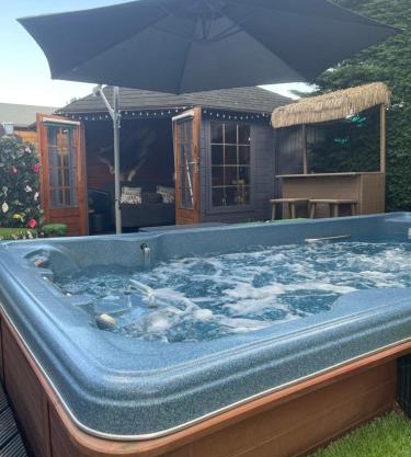 Romantic Swiss Cabin Hideaway & Hot Tub Spa Pool