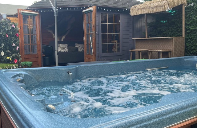 Romantic Swiss Cabin Hideaway & Hot Tub Spa Pool