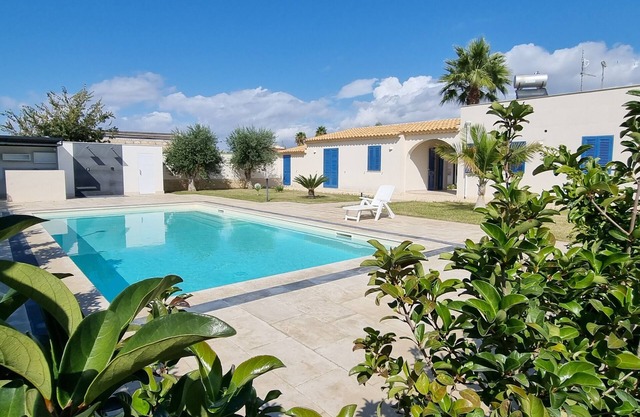 Romantic villa with pool, 5 minutes from the beach
