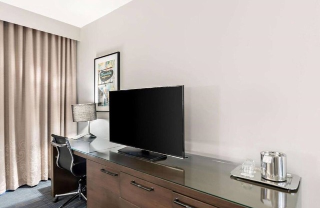 Rooftop & Gym Access | Deluxe King Near Shops, Trails, Galleria