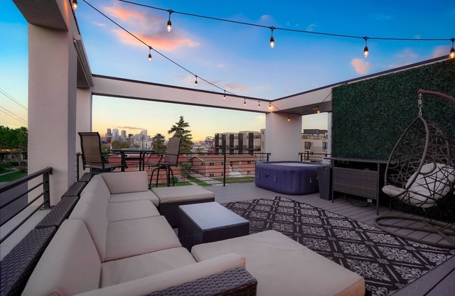 Rooftop + pool table + hot tub near Broncos Stadium!