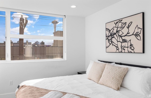 Rooftop Space Needle Views - Seattle Townhome