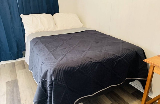 Room 16 - Standard Queen - Sleeps 2 - Harper Motel