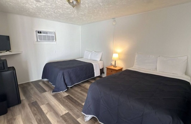 Room 22 - Standard Queen - Sleeps 4 - Harper Motel