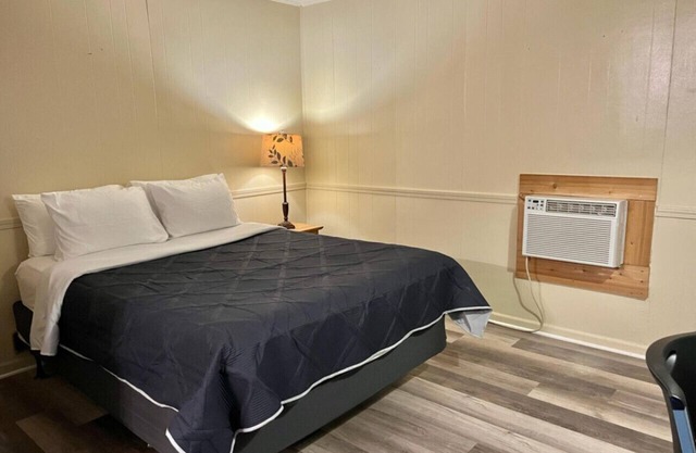Room 26 - Standard Queen - Sleeps 2 - Harper Motel