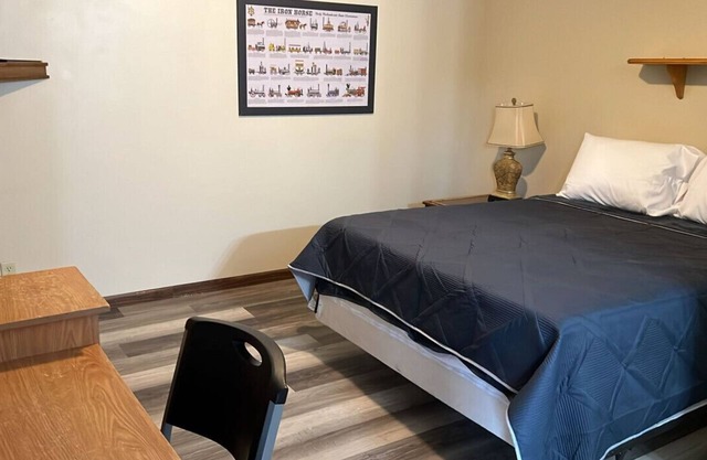 Room 32 - Standard Queen - Sleeps 2 - Harper Motel