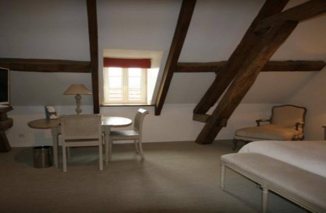 ROOM 9: SELECTION
