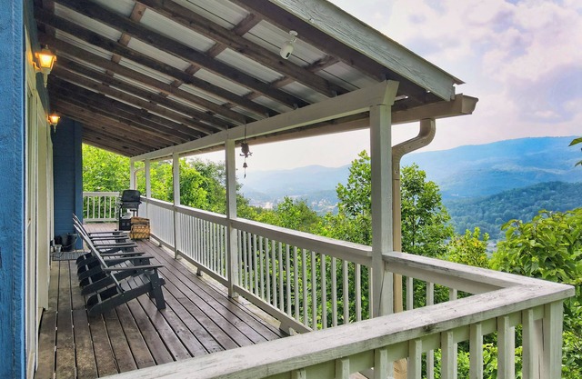 Room at the Top- This View! Pet Friendly Mtn Cabin