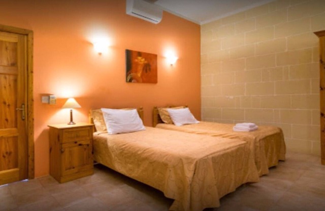 ROOM FOR 3 PEOPLE WITH PRIVATE BATHROOM ON THE CORRIDOR