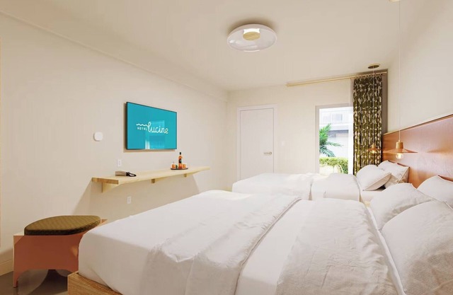 Room for 4: 2 Queens, Pool Patio & Roof Bar with Ocean Views