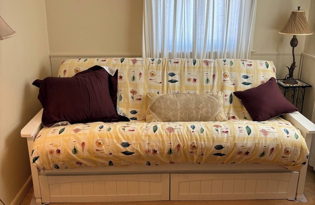 Room in a Charming Shared House in enjoyable Somers PT.,along walking-bike path.