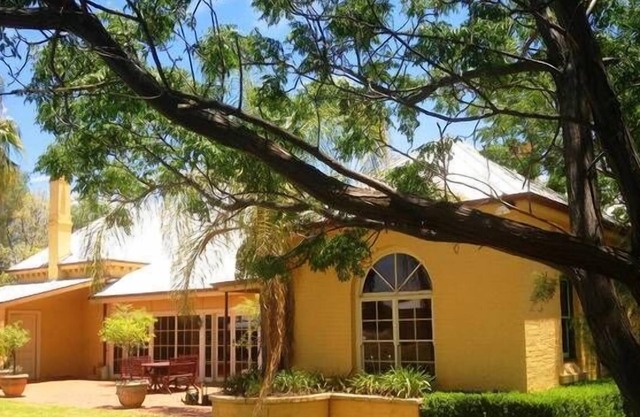 Room in Historic Ranelagh House on acres, 2 km to CBD