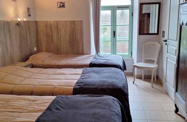 Room 'Le Meslay N°6 - Chambre 3 Pers' with Shared Terrace, Shared Garden and Wi-Fi