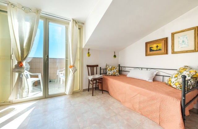 Room 'Lemon' with Mountain View, Shared Pool and Shared Terrace