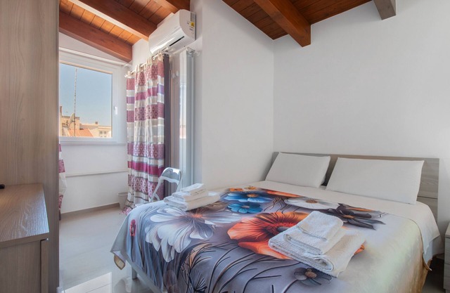 Room 'Red' with Shared Terrace, Wi-Fi and Air Conditioning