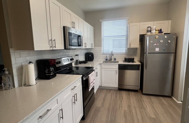 Room with Private Bathroom close to Pembroke Lakes Mall