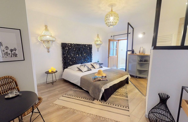 Room with private access to Pool-Jacuzzi, Sauna, Billiards tables