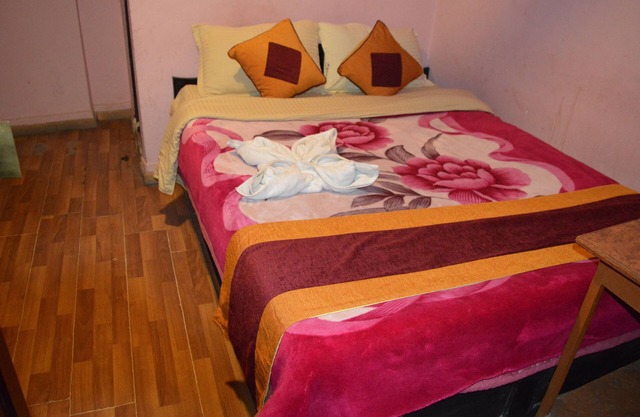 Room with private bathroom, hot shower and 24- hours free WIFI