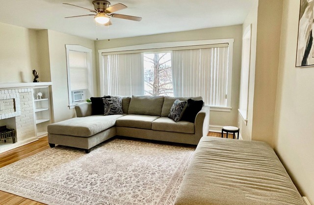 Roomy 2 bedroom Long-term Stay Apartment in Oak Park near downtown Chicago