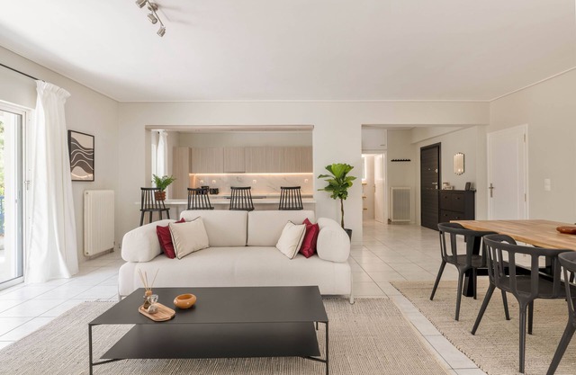 Roomy 3BR Apartment in Marousi