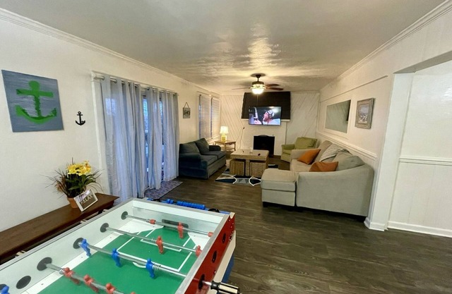 Roomy Beachfront Apartment! Game room, big deck, 2 bed/2 bath!