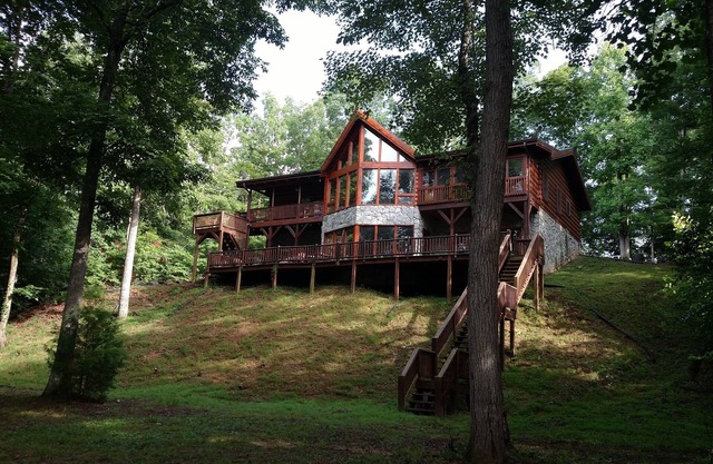 Roomy entire private lower level of log cabin on Green River, 6 min to TIEC.