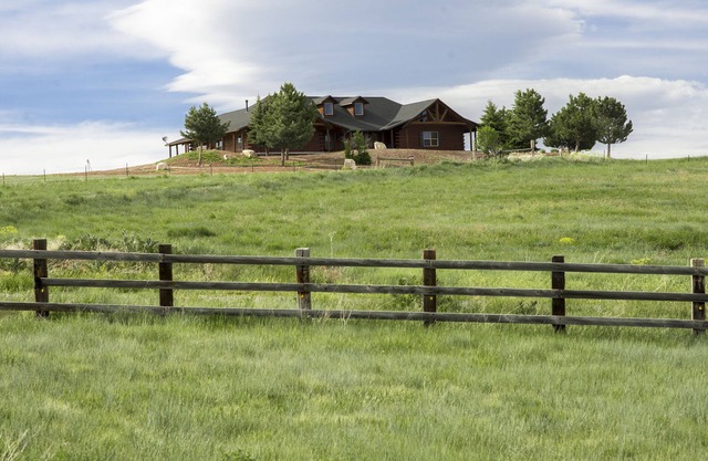 Roomy! Relax in luxury with country solitude and incredible mountain views.