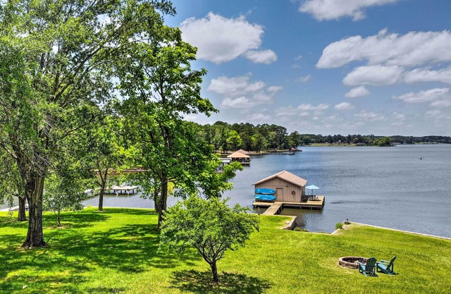 Roomy Texas Lake Retreat w/Private Boat Ramp