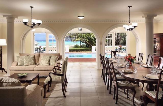 Rose Hall Villa 7 Bdr Garden,Private pool Staffed with cook, housekeeper&butler