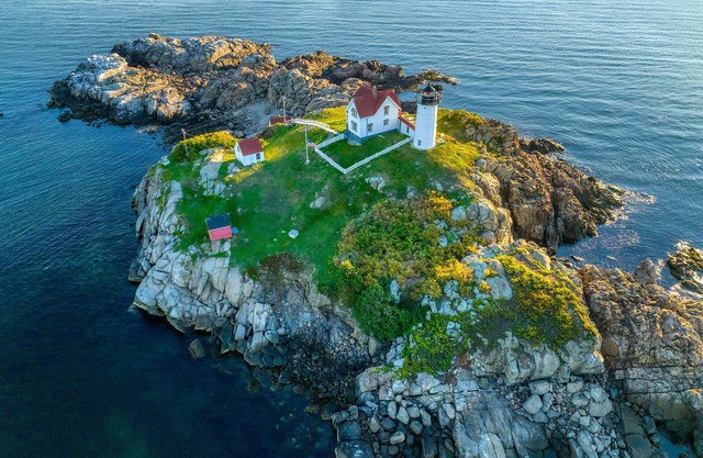 ROSE STAR COTTAGE at NUBBLE LIGHT