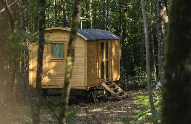 Roulotte en Bois Dans le Calme en Foret