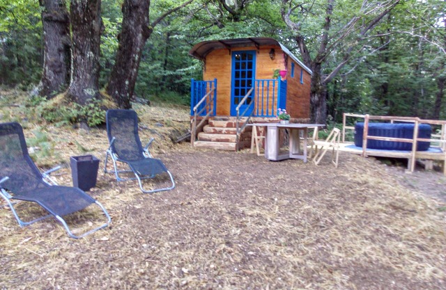 Roulotte le Bleuet, in a natural setting close to hiking trails