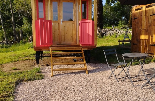 Roulotte Romantique Pour 2 Personnes Dans le Parc Naturel des Volcans, au Calme