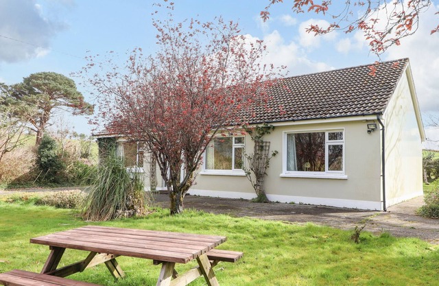 ROWANTREE, family friendly, with open fire in Beaufort, County Kerry