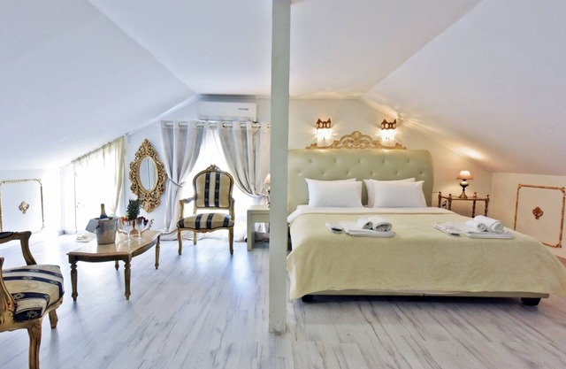 Royal Apartment by RentalsPro