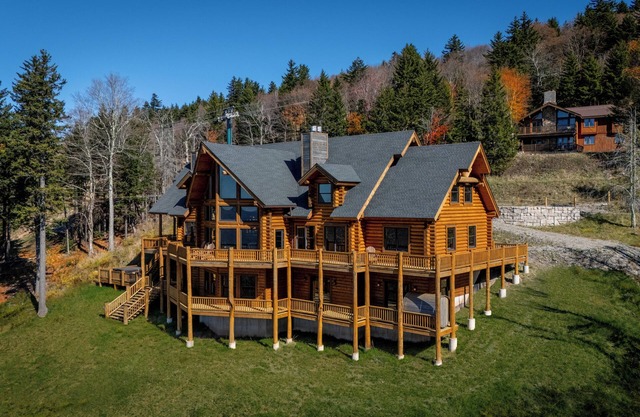 Royal Explorer Lodge Ski-in/Ski-Out Slope-side! Snowshoe’s Premier Luxury Cabin