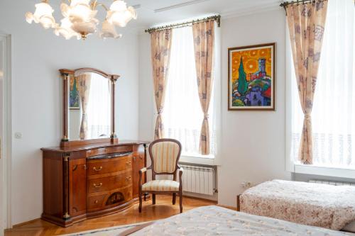 Royal Meeting Point Apartment Family and Group friendly up to 8 persons