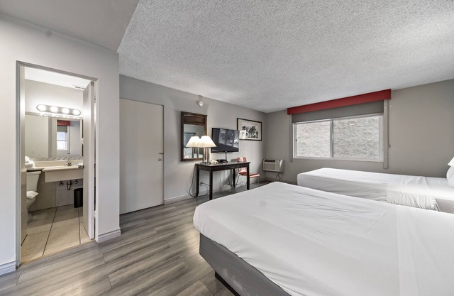 Royal Pagoda Motel