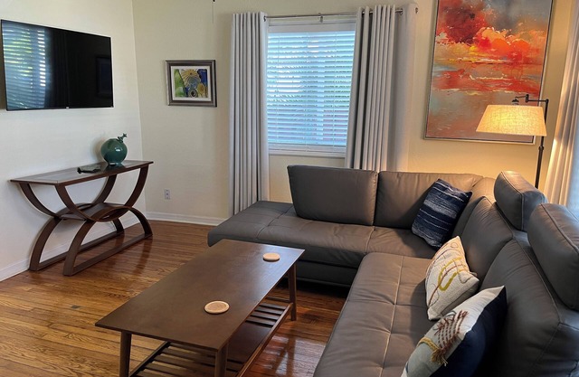 Royal Palm Apt-Huge BR, Remodeled Kitchen & Cabinets, Comfy Leather Sofa!