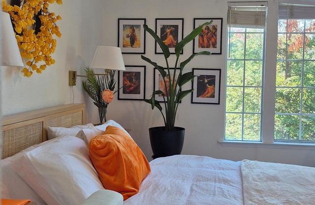 Rudraksha:Five bed, NE Fresno;shopping,dining,tourist attractions,sleeps 9.